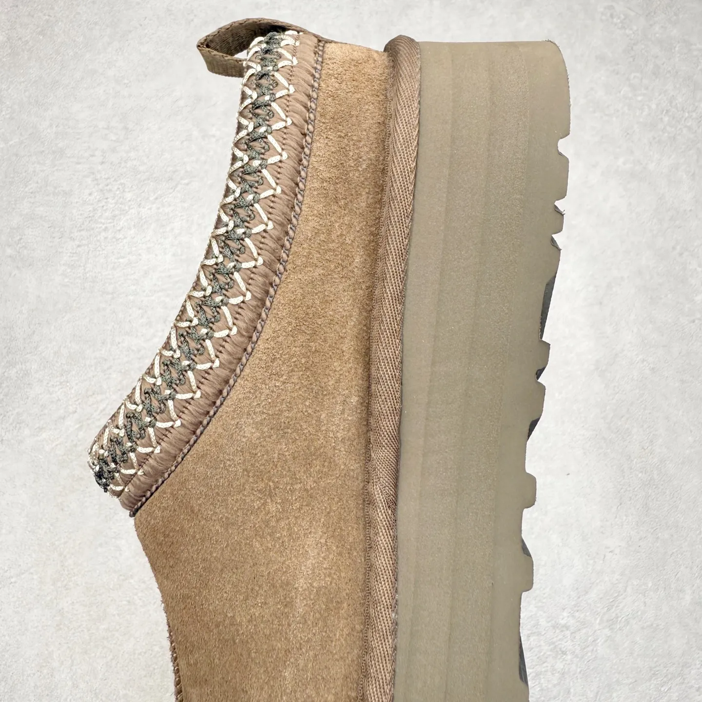 Pick up locally 💰520 UGG 2553 Classic autumn and winter sheepskin and fur integrated snow boots. All shoes are made of ZP. Longfeng A-grade Australian imported sheepskin and fur integrated brand OEM production line. Fully follow the ZP process. OEM original pattern maker. Adhering to the principle of no original shoe development and selection. Pay attention to every detail. The most authentic version on the market. TREADLITE "Light Wing" technology outsole. Lightweight/durable/flexible/pile type size: 35 36 37 38 39 40 Coding: by2936060